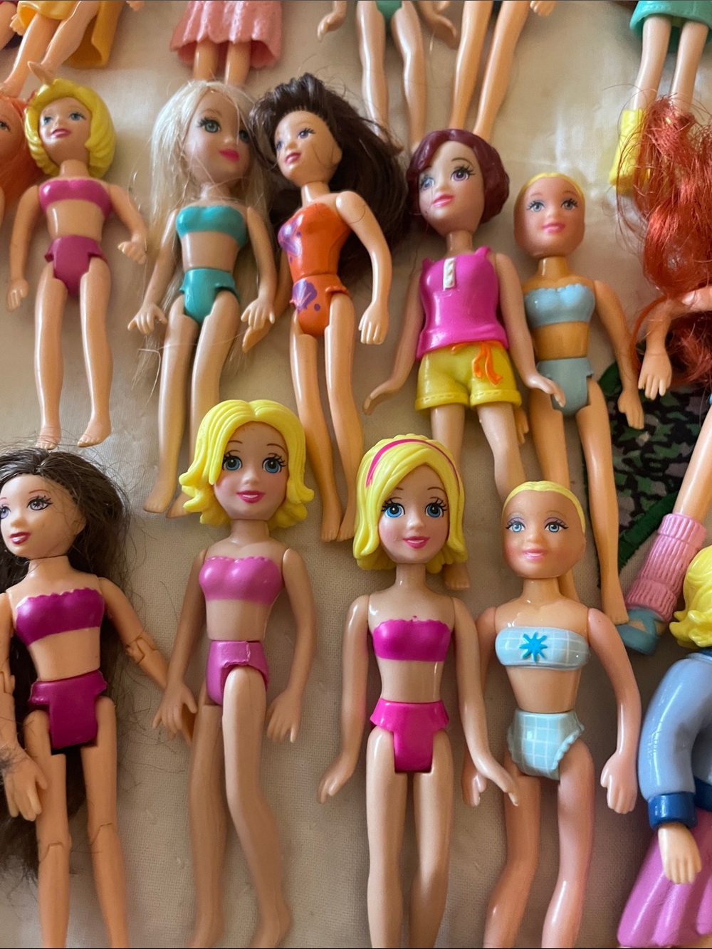 Doll Large Lot of 53 Polly Pocket Plus Other Small Sized Dolls - Picture 11 of 11